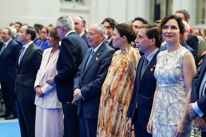 La presidenta de la Comunidad de Madrid, Isabel Díaz Ayuso junto a los exalcaldes de Madrid, Ana Botella, Alberto Ruiz-Gallardón y José María Álvarez del Manzano, la mujer del alcalde de Madrid, José Luis Martínez Almeida, Teresa Urquijo y el propio alcalde.