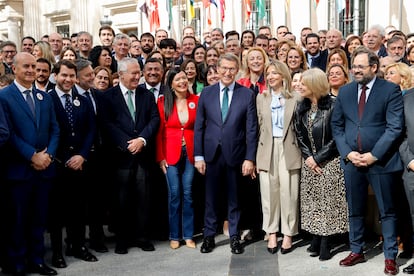 El líder del PP, Alberto Núñez Feijóo, posa junto a concejales del partido en la plaza de la Marina del Senado, este miércoles.