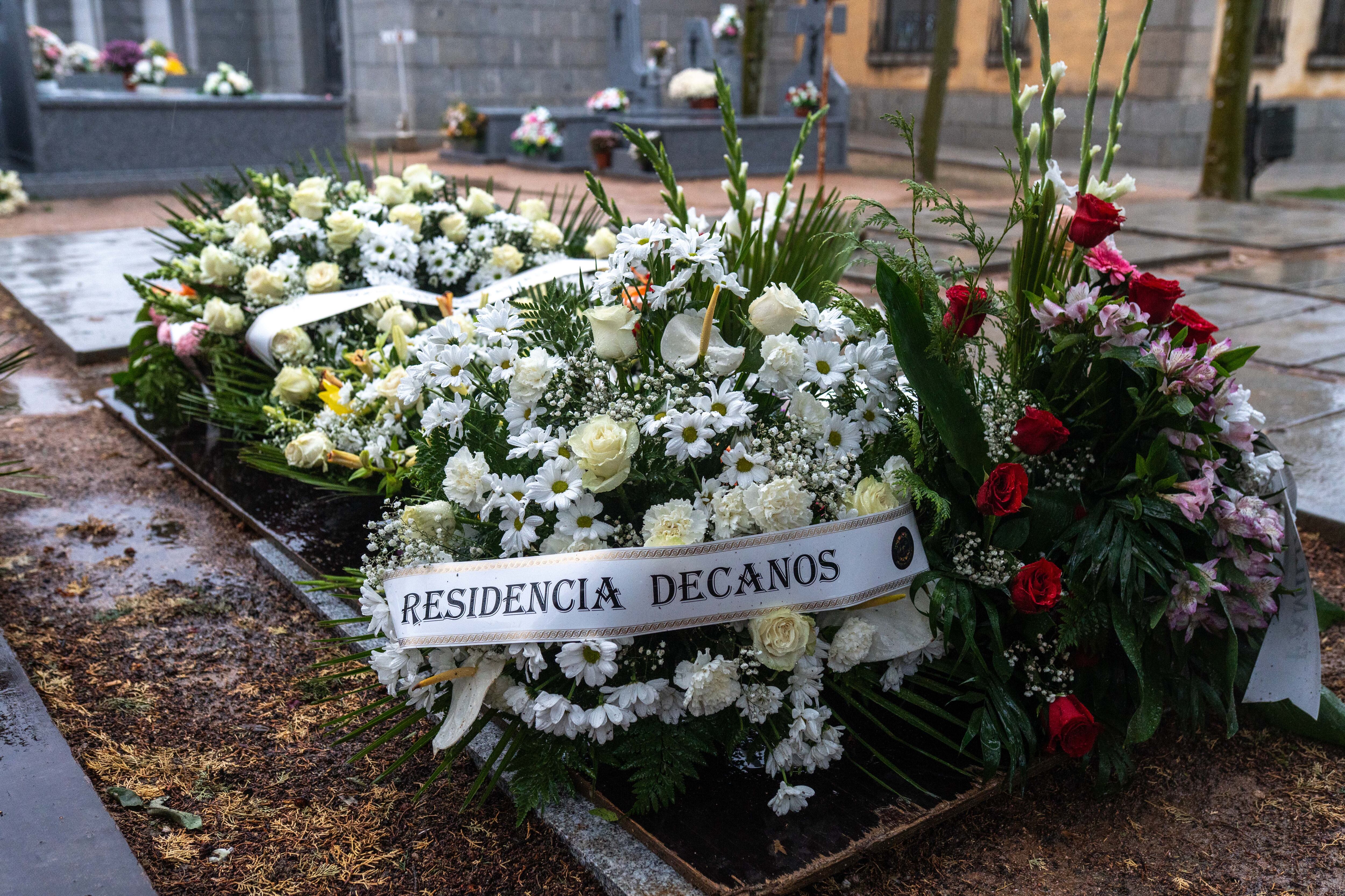 Flores en la tumba de Encarnita Polo.