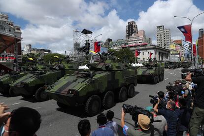 Desfile de vehículos militares durante la celebración del Día Nacional de Taiwán el 10 de octubre.