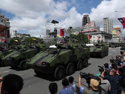 Desfile de vehículos militares durante la celebración del Día Nacional de Taiwán el 10 de octubre.