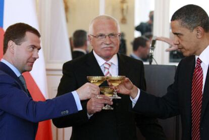 El presidente de Rusia, Dmitri Medvédev, el de la República Checa, Vaclav Klaus, y el de EE UU, Barack Obama, brindan en Praga antes de la firma del acuerdo de desarme.