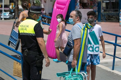 Local police ensure people are wearing face masks near La Misericordia beach in Málaga.