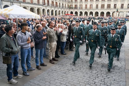 La Guardia Civil celebra el día de su patrona en la Plaza de España de Vitoria, por primera vez fuera del cuartel de Sansomendi.