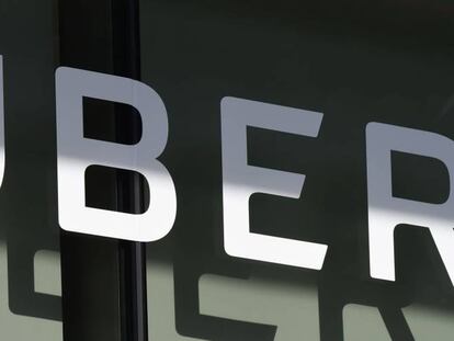 Logo de Uber en la sede de la compañía en San Francisco.