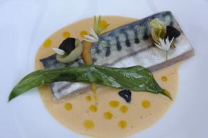 Xarda en escabeche de cítricos, ajo negro y ajo fresco.
