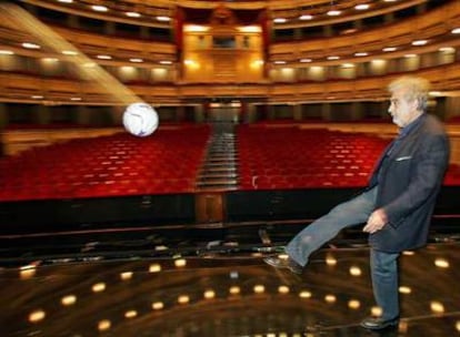 Plácido Domingo, a punto de rematar en el escenario del Teatro Real de Madrid, donde dirige <i>Madama Butterfly,</i> de Puccini.