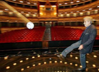 Plácido Domingo, a punto de rematar en el escenario del Teatro Real de Madrid, donde dirige <i>Madama Butterfly,</i> de Puccini.