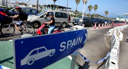 Colas de coches esperan esta semana para poder salir de Gibraltar.