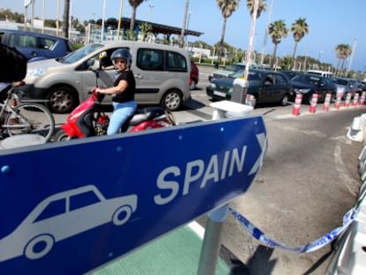 Colas de coches esperan esta semana para poder salir de Gibraltar.