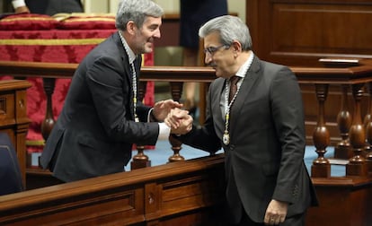 A la izquierda, el presidente en funciones, Fernando Clavijo (CC), saluda al líder de Nueva Canarias, Román Rodríguez.