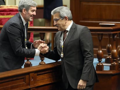 A la izquierda, el presidente en funciones, Fernando Clavijo (CC), saluda al líder de Nueva Canarias, Román Rodríguez.