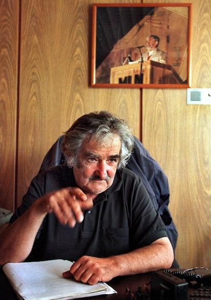 José Mujica durante una entrevista en su oficina del Congreso de Montevideo, el 26 de noviembre de 1999. En el fondo, se ve un retrato de Raúl Sendic, el fallecido fundador del movimiento guerrillero Tupamaro.