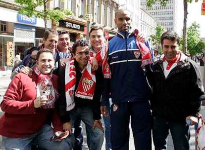 Kanouté, ayer en las calles del Glasgow con seguidores del Sevilla.