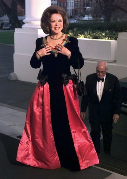 Shirley Temple em sua chegada à Casa Branca para o prêmio Kennedy Center de 1998. A atriz teve uma carreira política ativa como embaixadora em Gana de 1974 a 1977 durante a presidência de Gerald Ford e na República Checa, de 1989 a 1992, sob o comando de George H.W. Bush.