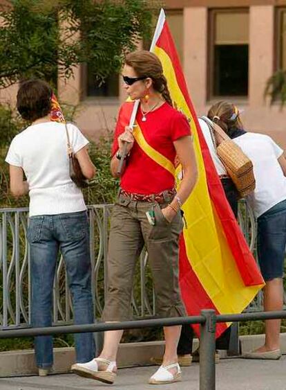La infanta Elena pasea con una bandera, mezclada entre la afición por las calles de Madrid.
reuters