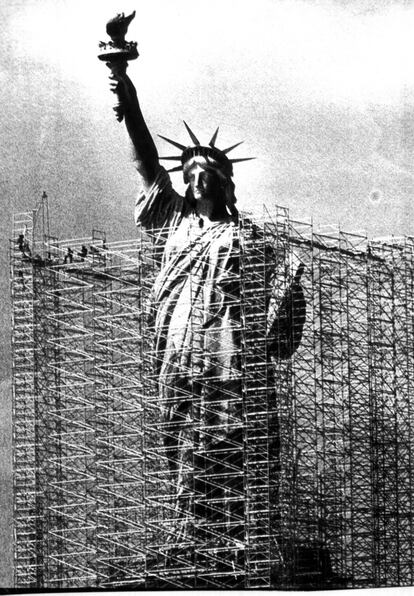 1984: al acercarse la celebración de su centenario, en 1986, la estatua sufrió unas obras de restauraciones que duraron dos años. Las obras costaron unos 62 millones de dólares.