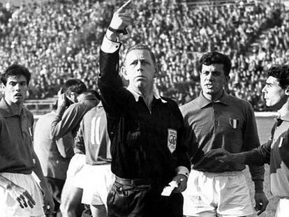 El árbitro Ken Aston, en el polémico Chile-Italia del Mundial de 1962.