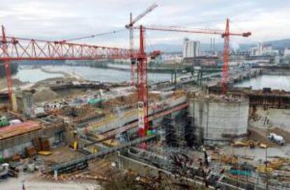 El plan contempla la construcción y ampliación de cerca de 7.500 kilómetros de carreteras y de 10.000 kilómetros de vías férreas. EFE/Archivo