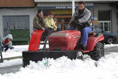 Un tractor retira la nieve de una calle del pueblo palentino de Guardo.