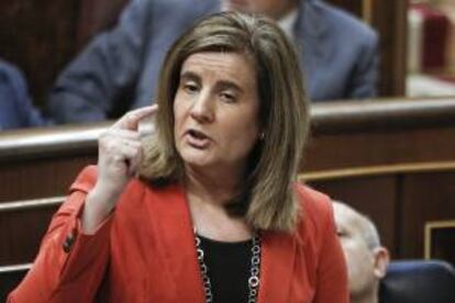 La ministra de Empleo, Fátima Báñez, durante su intervención en la sesion de control al Gobierno, en el pleno del Congreso de los Diputados. EFE/Archivo