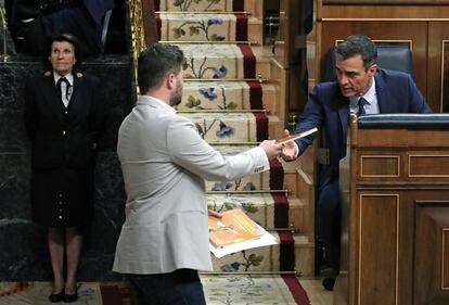 Rufián entrega a Sánchez una copia del libro que Oriol Junqueras ha escrito en prisión.