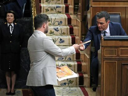 Rufián entrega a Sánchez una copia del libro que Oriol Junqueras ha escrito en prisión.
