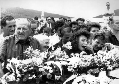 María del Carmen Cabanillas (centro), hermana de una de las niñas asesinadas, llora sobre su féretro en el entierro de las víctimas de la matanza. En la década de los 80, los Izquierdo mantuvieron constantes rencillas con la familia Cabanillas sobre los límites de sus tierras. Años antes, Jerónimo Izquierdo mató a Amadeo Cabanillas. Al volver de prisión por su crimen, apuñaló a Antonio Cabanillas, que sobrevivió, al que acusaba de ser el autor del incendio en el que murió la madre de los Izquierdo en 1984.