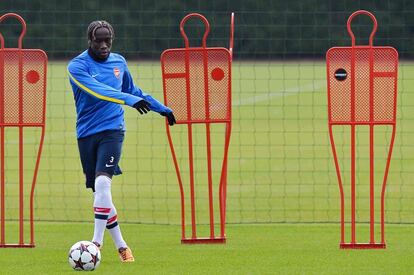 Bacary Sagna, defensa del Arsenal, se ejercita en el entrenamiento de su equipo.