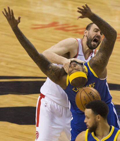 El jugador de Toronto Raptor Marc Gasol pierde el balón tras la presión del jugador de Golden State Warriors DeMarcus Cousins, durante el quinto partido de la serie final en Toronto.