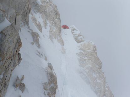 La tienda de campaña emplazada a 7684 metros de altitud y el corredor de nieve por el que cayó con Golovchenko en su interior.