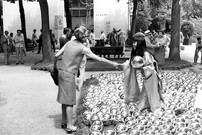 Yayoi Kusama con su obra ‘Narcissus Garden’ (1966).