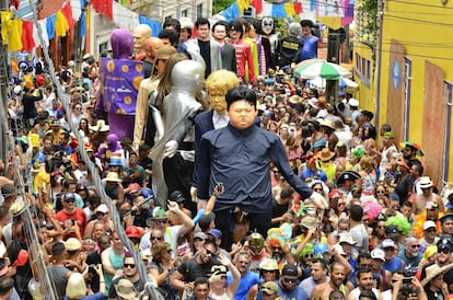 Desfile de muñecos durante el carnaval, en Olinda (Brasil), el 12 de febrero de 2019.