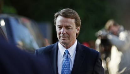 El excandidato demócrata, John Edwards, a su llegada al tribunal.