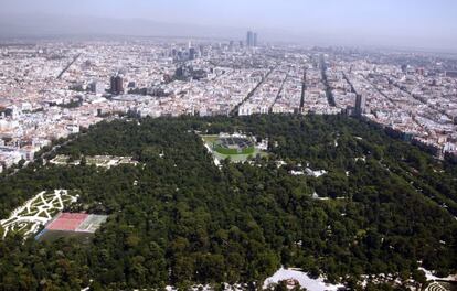 Recreación municipal de la pista de voleyplaya en el Retiro.