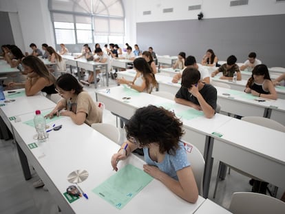 Varios jóvenes se examinan este martes de las pruebas de acceso a la universidad en Sevilla.