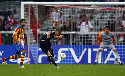 Kross lanza para marcar el segundo gol del Bayern.