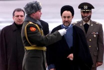 Un guardia de honor saluda al primer ministro ruso, Iliá Klebanov (a la izquierda), y al presidente de Irán, Mohamed Jatamí, ayer en Moscú.