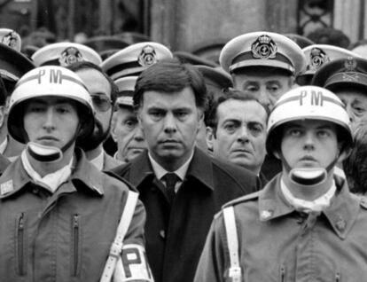 Felipe González, presidente del Gobierno, entre dos policías militares durante el funeral del teniente general Guillermo Quintana Lacaci, asesinado por ETA, en enero de 1984.