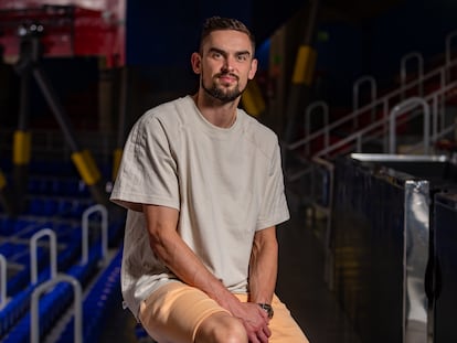 Tomas Satoransky, posa para la entrevista en el Palau Blaugrana.