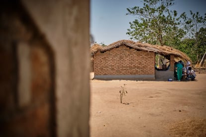 En casa de A.K. viven 8 personas. Su padre y su madre, de 87 y 68 años, son enfermos de lepra. Convivir con personas infectadas es un factor de riesgo de contagio, debido a que esta enfermedad se trasmite a través de las vías respiratorias y por el contacto prologando entre un enfermo no tratado y una persona sana.