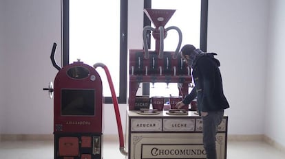 Reproducción infantil de una máquina para hacer chocolate exhibida en el Museo del Chocolate de Estepa, en Sevilla.