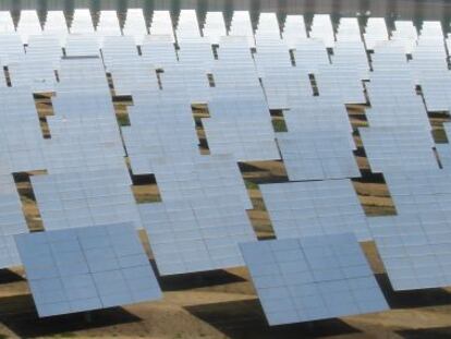 Paneles fotovoltaicos de una planta de energ&iacute;a solar en Sevilla. 