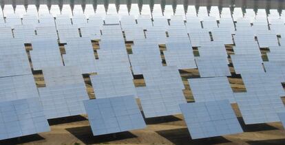Paneles fotovoltaicos de una planta de energ&iacute;a solar en Sevilla. 