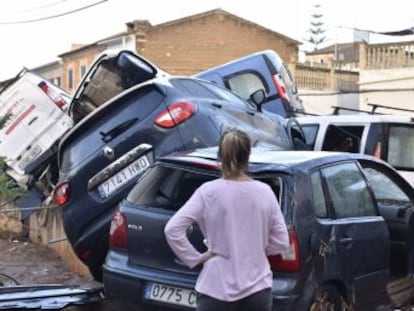 Los vecinos de Sant Llorenç des Cardassar tratan de recuperar sus viviendas anegadas por el agua y cubiertas de lodo