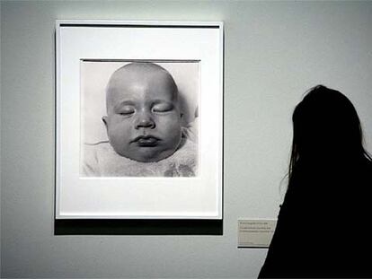 <i>A very young baby, </i> Nueva York, 1968, en la exposición de fotos de Diane Arbus.