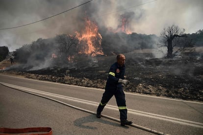 Un bombero trabaja para apagar las llamas cerca de Alejandrópolis (Grecia), este miércoles. 