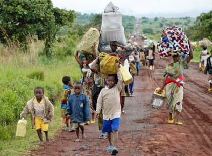 Miles de personas huyen de Goma con sus pertenencias.