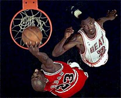 Un <i>mate</i> de Michael Jordan, con el número 23, en 1996, cuando aún jugaba en el Chicago.