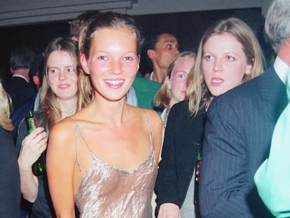 La modelo Kate Moss, con un vestido transparente en 1993.